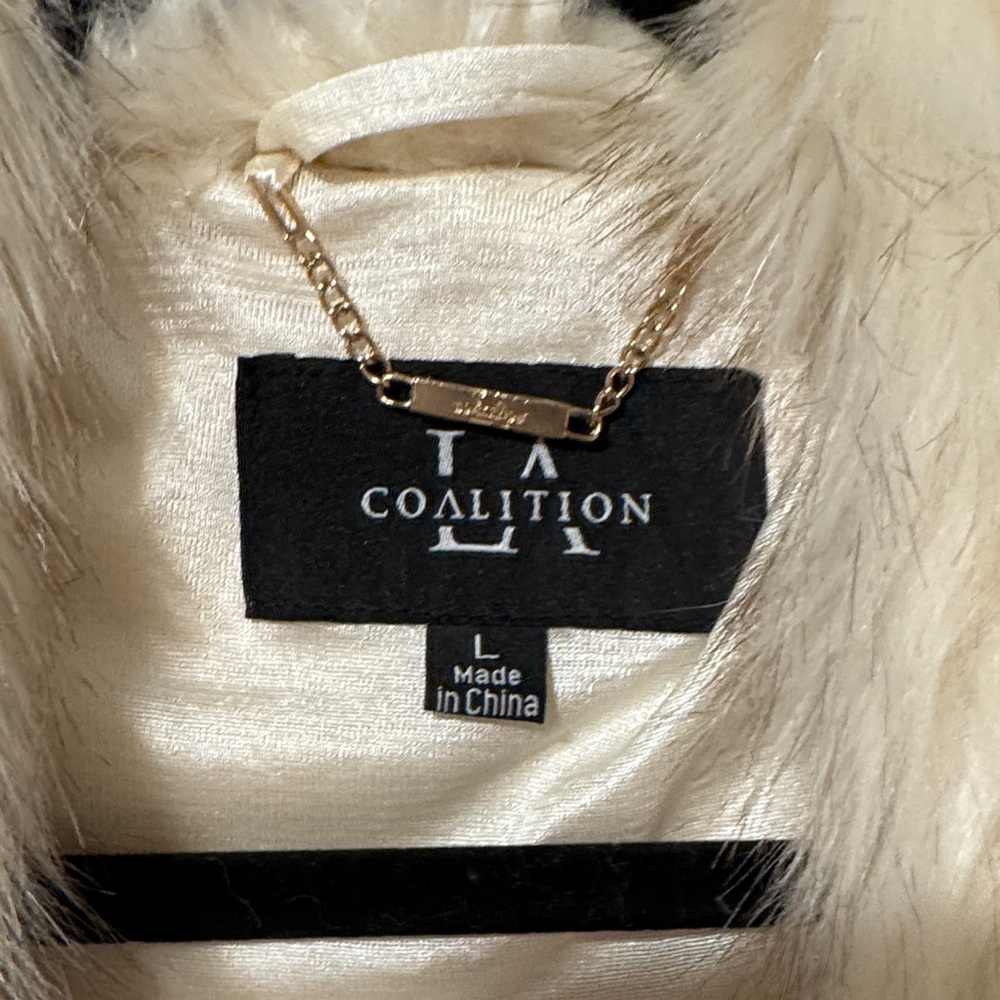 Soft Cream Faux Fur Wrap - Picture 2 of 6